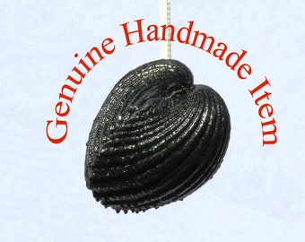 Cockle shell light pull handle, nautically themed and painted black. Cord pull for bathroom lighting, blinds or ceilings fans. Goth gift