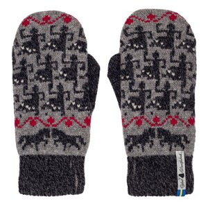 Peut inclure: Une paire de mitaines en tricot gris avec un motif de chat noir et blanc et des accents rouges. Les mitaines ont un poignet noir et une étiquette bleu et jaune qui dit "Gävle Sverige".