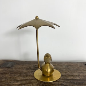 Pato de latão vintage sob um guarda-chuva - enfeite de pássaro de latão de meados do século - 4” GC