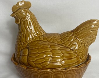 Vintage hen shaped egg holder - Ceramic hen shaped storage pot - Hen shaped egg storage - 1960s VGC