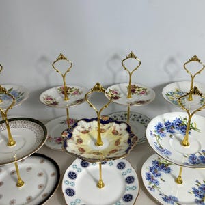 Alzata per torta a due piani in porcellana vintage con decorazioni floreali, realizzata a mano - Stile cottagecore - Decorazione per matrimoni