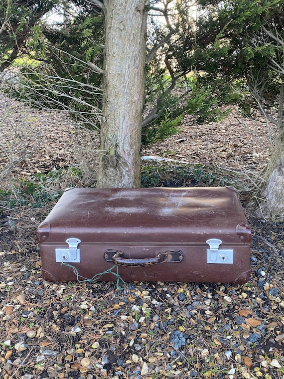 Vintage suitcase with key - Retro travel case - 1… - image 1