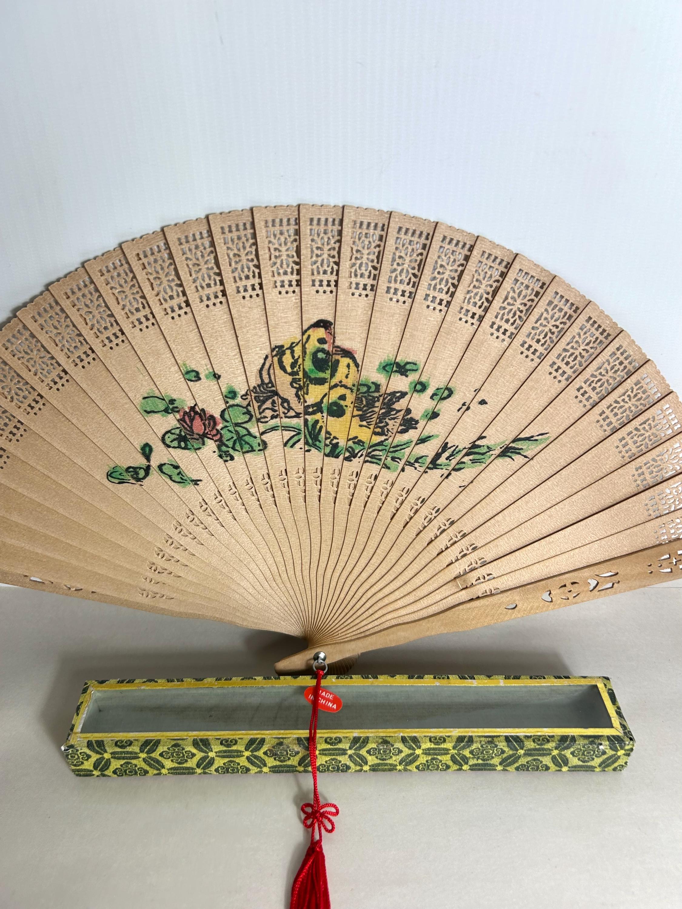 絵画壁掛け飾り扇　 中国 ヴィンテージ中国製木製扇子：花鳥の絵柄／風変わりな壁飾り - Etsy 日本