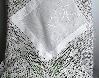 Vintage white tablecloth - Mid century embroidered tablecloth with deep crochet edges - Cottagecore