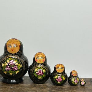 Vintage Russian dolls - Nesting Babushka dolls - Wooden Matryoshka dolls - Mother dolls - Russian Doll Set - 5 dolls - Black - 3” - VGC