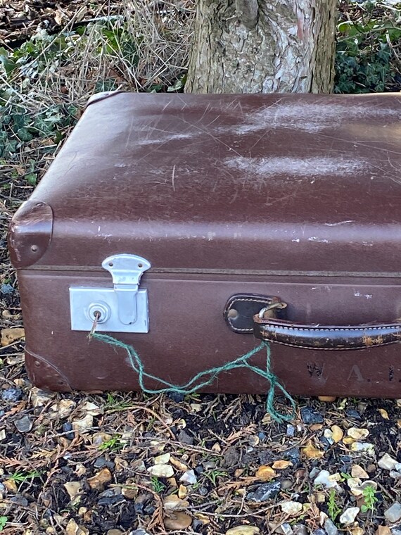 Vintage suitcase with key - Retro travel case - 1… - image 3