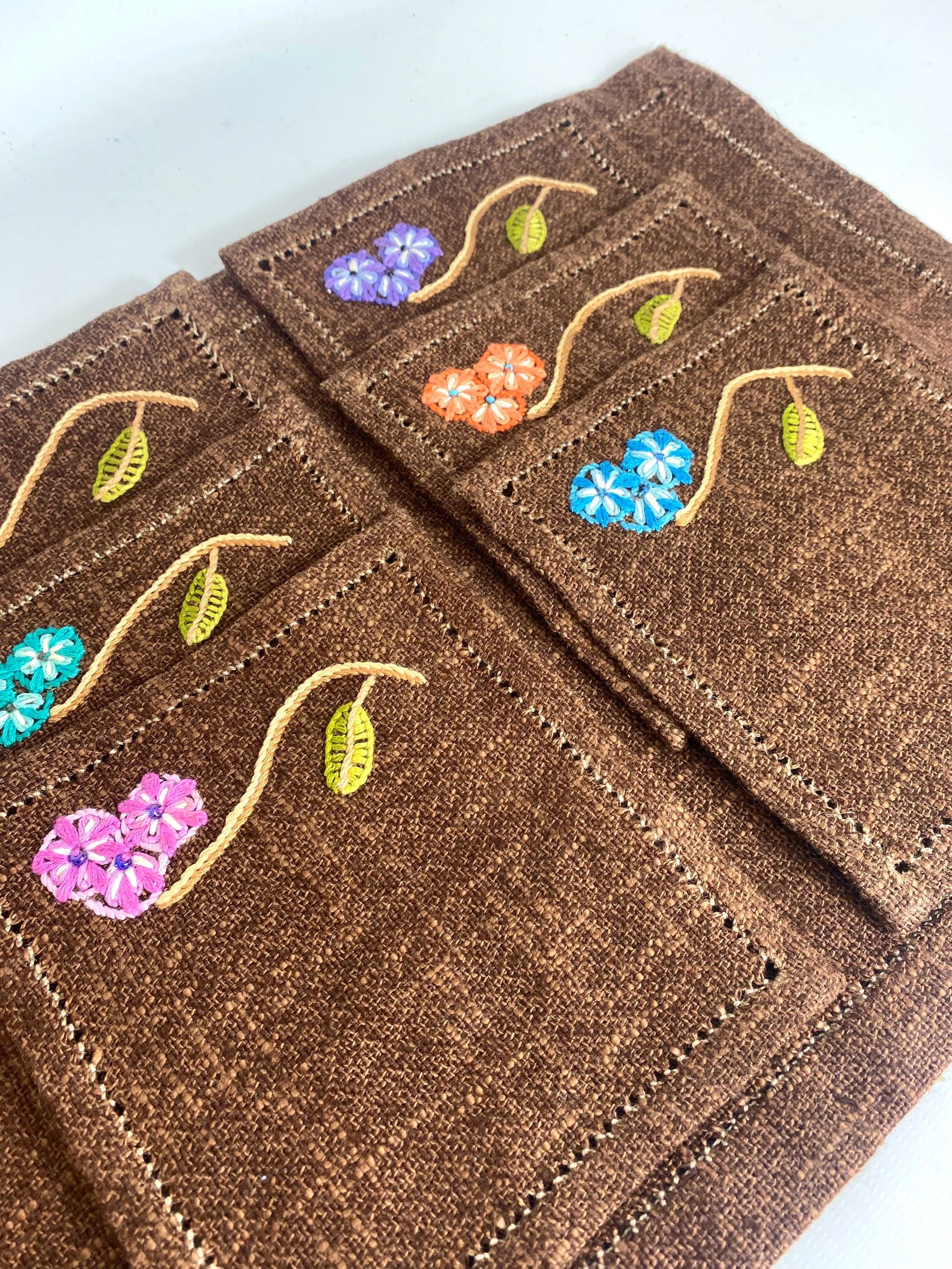 手刺繍 テーブルランナー ポットマット コースター セット ヴィンテージの手刺繍テーブルランナーと花柄コースターセット - Etsy 日本