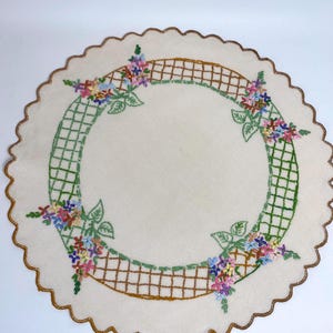 Vintage Embroidered Tray Cloth - Vintage Hand Embroidered Table Mat - Mid century floral table centrepiece - 15" - VGC