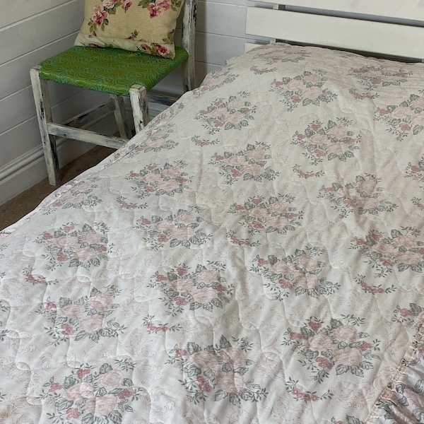 Vintage Quilt - Vintage quilted bedspread  - White & Pink Floral bedspread - Single quilted bedspread - Twin bedspread GC