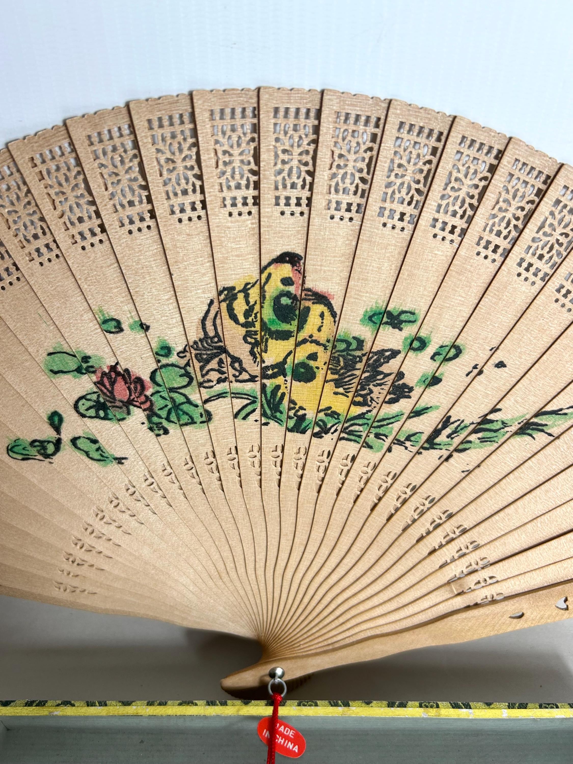 ヴィンテージ中国製木製扇子：花鳥の絵柄／風変わりな壁飾り - Etsy 日本