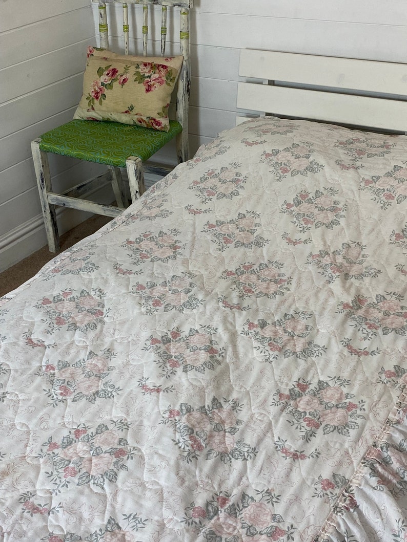 Vintage Quilt Vintage quilted bedspread White & Pink Floral bedspread Single quilted bedspread Twin bedspread GC image 9