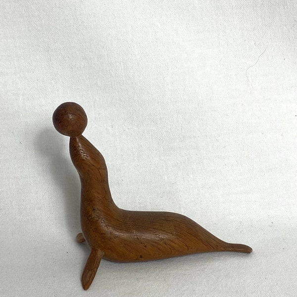 Vintage Holzrobbe - Holzrobbe mit Kugelstatue - Holzrobbe Figur - 1960er Jahre - Mid Century - Kuriositätenregal - Druckerregal - 3 ”GC