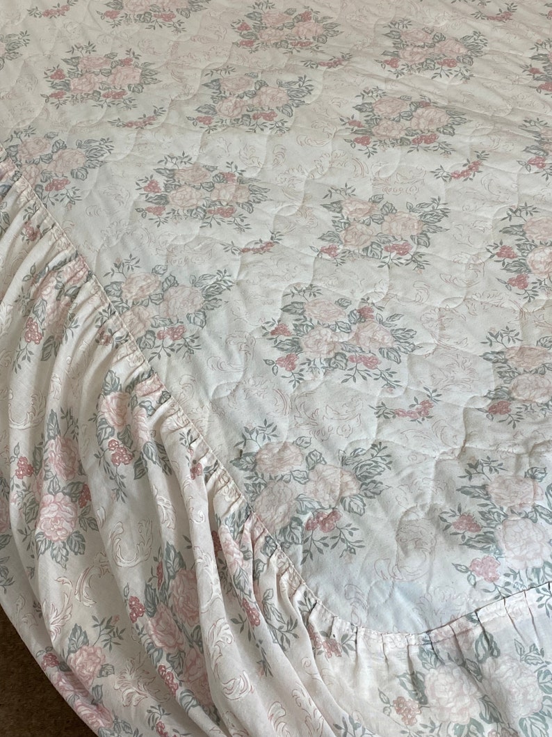 Vintage Quilt Vintage quilted bedspread White & Pink Floral bedspread Single quilted bedspread Twin bedspread GC image 4