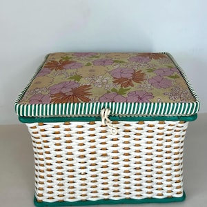 Scatola da cucito vintage intrecciata con coperchio in tessuto floreale / Cesto portaoggetti di metà secolo - Cottagecore