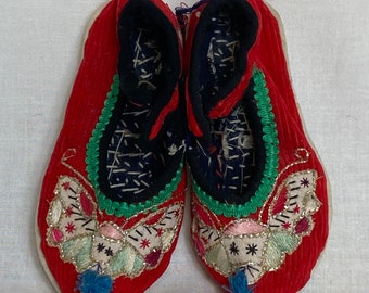 Vintage childrens decorative shoes - Handmade etnic shoes - Embroidered -  Red - Prop - Decor 6” GC