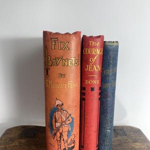 Lot de livres anciens - livres anciens - ensemble de livres décoratifs - accessoire vintage - présentoirs de livres - bibliothèque vintage - 3 livres rouge, bleu et or - GC