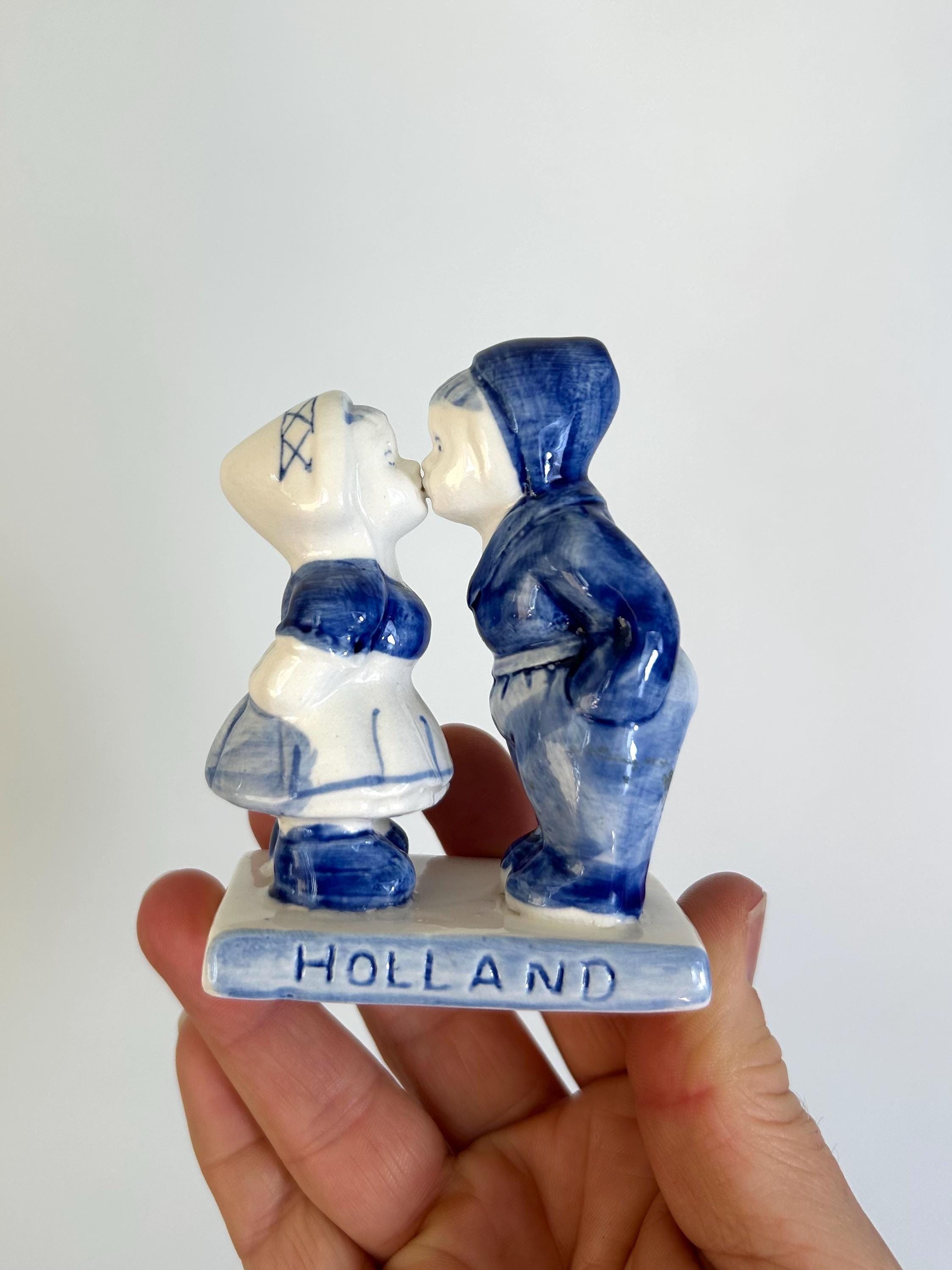 ヴィンテージデルフトブルーのキスカップルオーナメント：手描きの