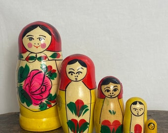 Vintage Russian dolls - Nesting Babushka dolls - Wooden Matryoshka dolls  - Mother dolls -  5 dolls -  Yellow GC