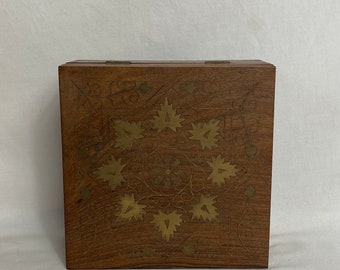 Vintage wooden storage box - Vintage jewellery box - Key box - Trinket Box - Desk tidy - Brass inlay leaf pattern - 1980s - 6” x 6” VGC