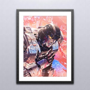 Puede incluir: Un robot plateado con un fondo azul y rojo. El robot tiene un casco negro con una visera amarilla y est&aacute; sosteniendo sus manos frente a su pecho.