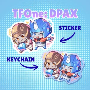 Op de afbeelding: Een blauw-witte achtergrond met de tekst "TFOne: DPAX". De afbeelding toont twee stripfiguren, een met een bruine helm en de andere met een blauwe helm. De woorden "STICKER" en "KEYCHAIN" zijn ook aanwezig, met pijlen die naar de karakters wijzen.