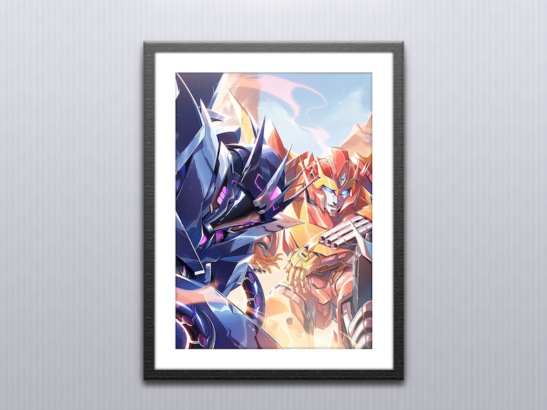 Pu&ograve; includere: Un'illustrazione incorniciata di due robot, uno blu e uno rosso, in una posa dinamica. Il robot blu ha un design nitido e angolare, mentre il robot rosso ha una forma pi&ugrave; arrotondata. Lo sfondo &egrave; un paesaggio astratto e colorato.