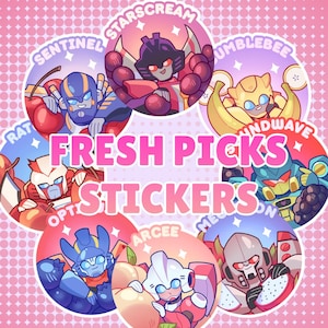 Op de afbeelding: Een verzameling kleurrijke ronde stickers met cartoon robotkarakters met fruit. De stickers hebben de woorden "FRESH PICKS" en "STICKERS" in roze. De achtergrond is roze met witte stippen.