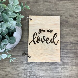 You Are Loved Folleto De Madera, Regalo Del Día De La Madre, Regalo De Cumpleaños, Regalo Del Cónyuge, Regalo Para Un Ser Querido, Regalo Significativo, Porta Cuadros, Notas De Amor