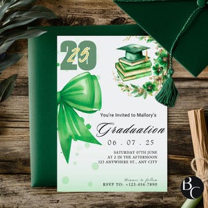Modelo de convite para festa de formatura editável Canva Ilustração de convite de formatura Laço verde e boné 5x7 Cartão da turma de 2025