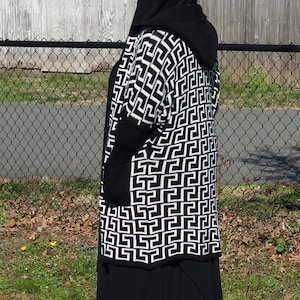 Zwart-wit geometrisch vest met capuchon afbeelding 1