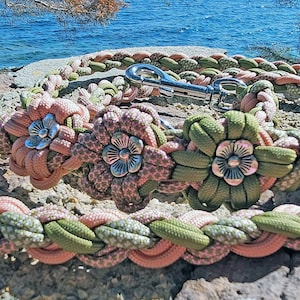 Dog leash Fleurs with flower tendril, handmade, paracord, with flexible or fixed hand loop 1.70 m long (1.50 m)
