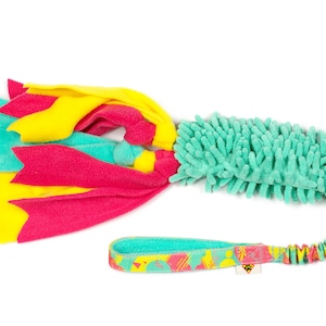 Fluffy tug toy with bungee handle - Colorful toy for dogs - Durable dog toy with squeaker - Toy for puppies