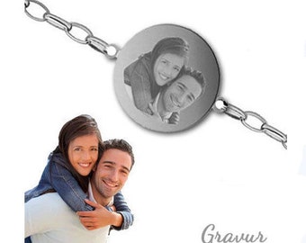 May include: A silver bracelet with a round charm featuring a black and white photo of a couple. The charm is engraved with the word "Gravur".