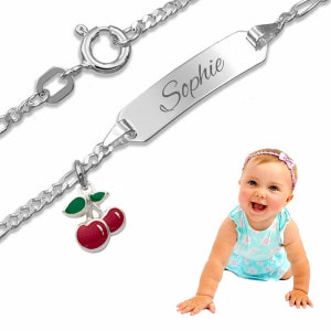 Peut inclure: Un bracelet de bébé en argent avec un charme de deux cerises rouges et une plaque de nom personnalisée qui lit "Sophie".