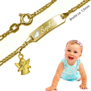 Op de afbeelding: Gouden baby armband met een naamplaatje met de tekst "Sophie" en een engelbewaarder. De armband is 1,5 mm breed.