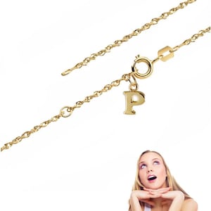 Könnte beinhalten: Eine goldfarbene Halskette mit einer filigranen Kette und einem Anhänger in Form des Buchstabens "P". Die Halskette wird vor einem weißen Hintergrund präsentiert. Die Kette ist etwa 45 cm lang.
