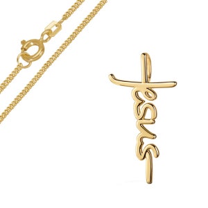 Può includere: Collana con catena dorata e ciondolo con la parola "Gesù" in un font script stilizzato, formando una croce.