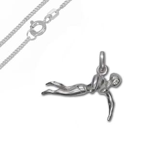 Könnte beinhalten: Eine silberne Kettenkette mit einem silbernen Anhänger einer schwimmenden Person. Der Anhänger ist detailliert und zeigt die Person in einem Schwimmstil.