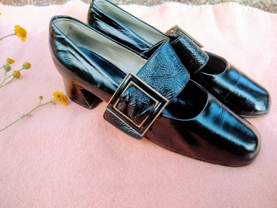 Pristine Vintage 60s Calfskin Leather Buckle Heels