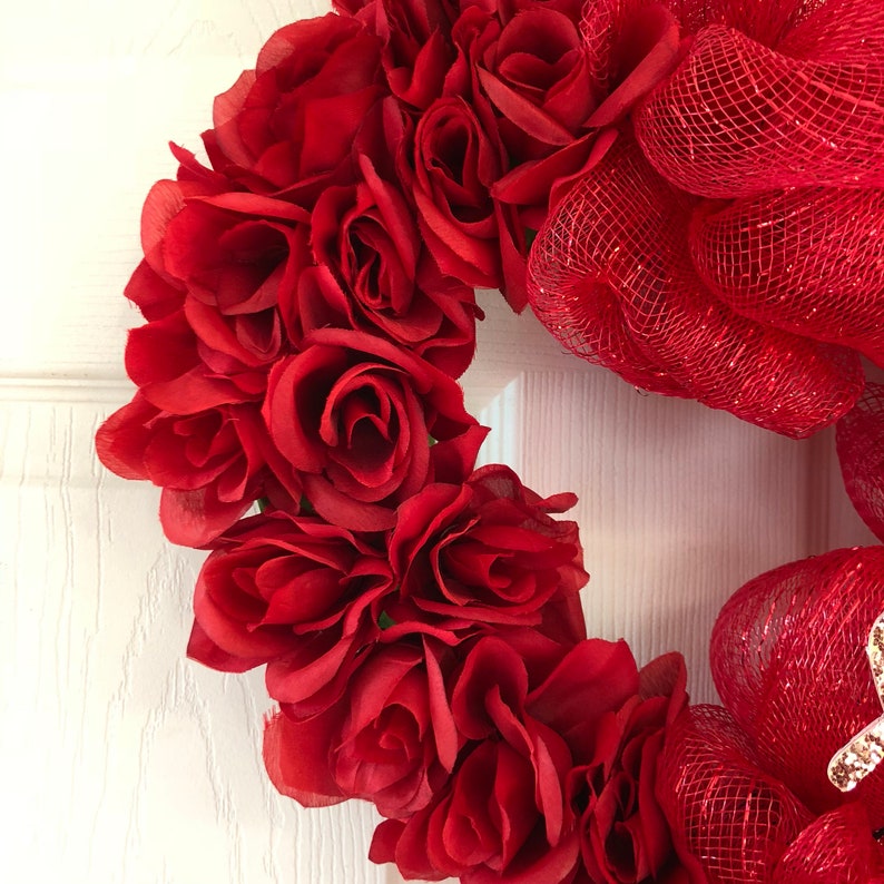 Red Deco Mesh and Rose Heart Shaped Wreath w Gold Glitter Love Sign for Valentine/'s Day