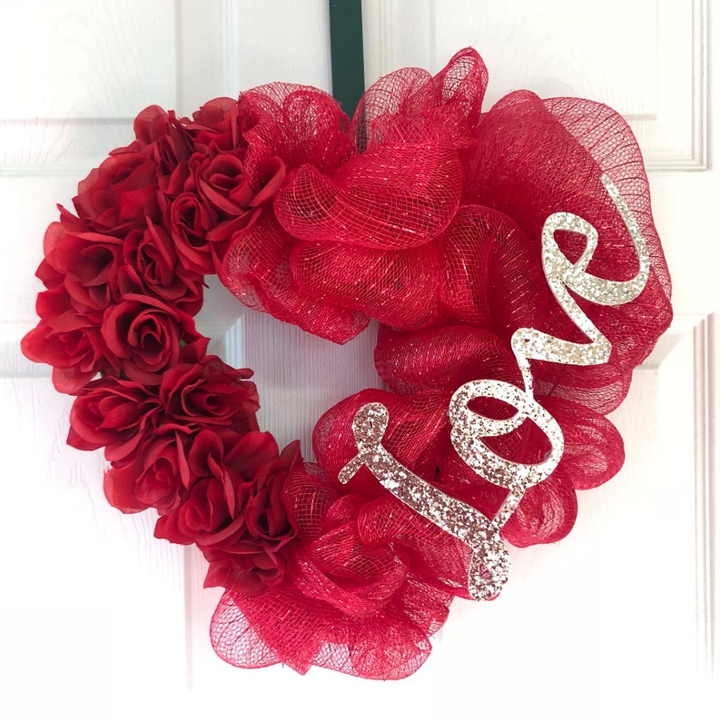 Red Deco Mesh and Rose Heart Shaped Wreath w Gold Glitter Love Sign for Valentine/'s Day