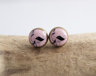 Les goujons d’oreille oiseau 10 mm rose cabochon de pastel goujons