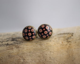 Studs Fleurs 10 mm cabochon noir fleuri