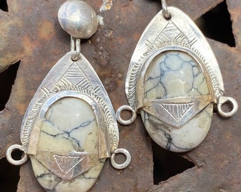 Very pretty earrings made of silver with magnesite (most likely), Toureg jewelry from Niger. Length: 5 cm