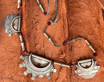 Beautiful, very old “Chatchat” silver necklace of the Touareg from Niger, very finely crafted, a statement piece