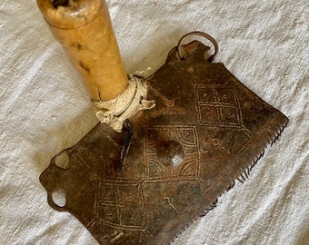 Exceptional old trowel from Morocco, with beautiful engraving, hand-forged from iron, bronze, antique