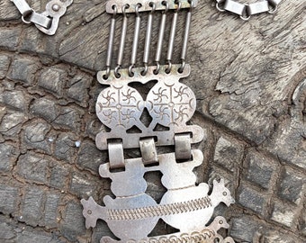 Beautiful, vintage silver necklace of the Mapuche from Chile, “Kilkai” (breast cow)