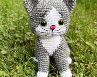 Peluche de gato gris y blanco hecho a mano a crochet, decoración para habitación infantil, gatito gris