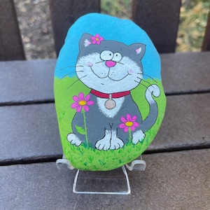 Divertente gatto grigio e fiori dipinti su roccia, arte su pietra, regalo per un amico, regalo per il proprietario di un gatto, arredamento per la casa, animale divertente