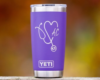 Bicchiere Yeti personalizzato con incisione laser per infermieri: design con stetoscopio cardiaco